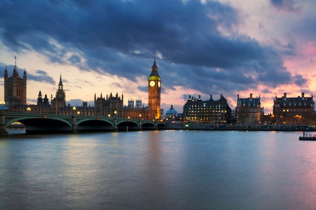 view-big-ben-clock-tower-london-sunset-uk_268835-1402